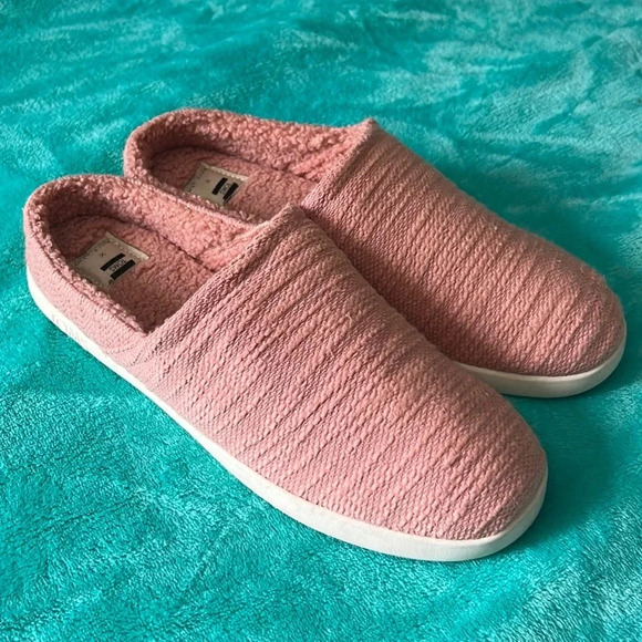 NWOT Toms x West Elm slip on shoes. Women’s size 9.5 NWOT - Picture 1 of 6